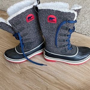 Sorel snow boots size 6